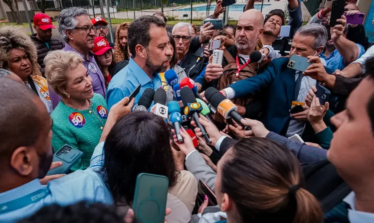 São Paulo (SP), 27/10/2024 - Candidato a prefeitura de São Paulo, Guilherme Boulos, fala com jornalistas. Foto: Leandro Paiva/Divulgação