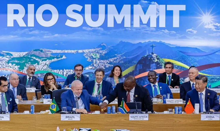 Rio de Janeiro (RJ), 19/11/2024 - Presidente da República, Luiz Inácio Lula da Silva cumprimenta o presidente da África do Sul, Cyril Ramaphosa, tendo ao lado esquerdo o presidente dos Estados Unidos Joe Biden e ao lado direito o presidente da República Popular da China Xi Jinping, durante sessão de encerramento da Cúpula de Líderes do G20 e cerimônia de transmissão da presidência do G20. Foto: Ricardo Stuckert/PR