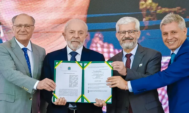 Brasília (DF), 03/12/2024 - O presidente da República, Luiz Inácio Lula da Silva, juntamente com o vice-presidente Geraldo Alckimn e o ministro do Desenvolvimento Agrário, Paulo Teixeira, participam do lançamento e implementação da Missão 1 do programa Nova Indústria Brasil (NIB), no Palácio do Planalto. Foto: Marcelo Camargo/Agência Brasil. Foto: Ricardo Stuckert/PR