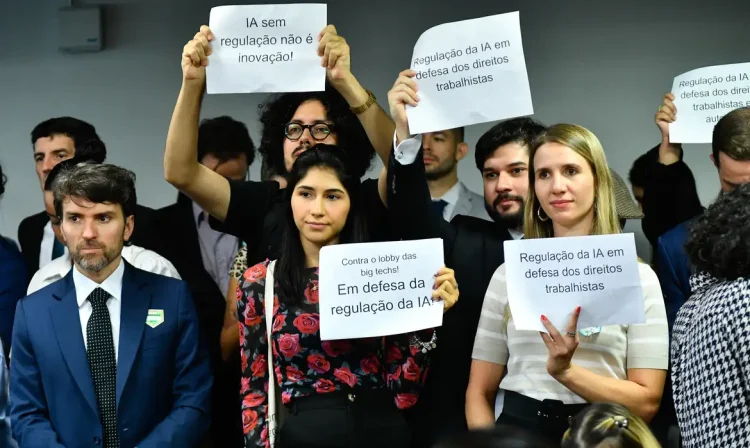 Brasília (DF), 03/12/2024 - Manifestantes exibem cartazes a favor da regulação da Inteligência Artificial durante sessão da reunião da Comissão Temporária Interna sobre Inteligência Artificial no Brasil (CTIA) realiza reunião com 1 item na pauta: PL 2338/2023 que