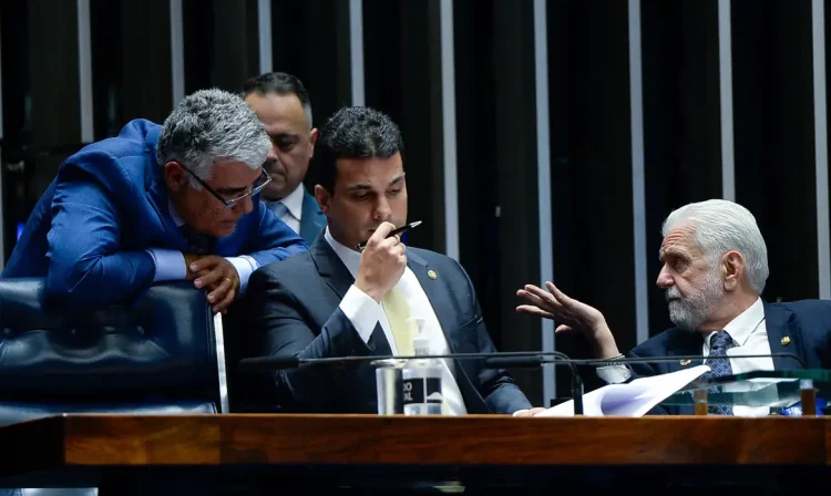 Brasília (DF), 04/12/2024 - senador Eduardo Girão (Novo-CE);
2º vice-presidente do Senado Federal, senador Rodrigo Cunha (Podemos-AL);
líder do governo no Senado Federal, senador Jaques Wagner (PT-BA) durante sessão do Senado Federal durante sessão deliberativa ordinária. Na pauta, Proposta de Emenda à Constituição (PEC) 3/2020, que atribui somente à União a tarefa de legislar sobre defesa cibernética e segurança cibernética, transporte de valores e segurança das instituições financeiras. Foto: Andressa Anholete/Agência Senado