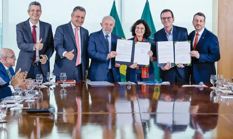 Brasília (DF), 04/12/2024 -O Presidente da República, Luiz Inácio Lula da Silva, durante reunião com a Ministra da Saúde, Nísia Trindade, e Prefeito do Rio de
Janeiro, Eduardo Paes, para assinatura de acordo com a Prefeitura do Rio de Janeiro para transferir para a administração municipal mais dois hospitais federais, realizado no Palácio do Planalto. Foto: Ricardo Stuckert/PR