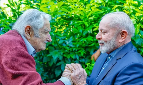 Montevidéu, 05/12/2024 - Presidente da República, Luiz Inácio Lula da Silva concedeu a Ordem Nacional do Cruzeiro do Sul ao ex-presidente do Uruguai, Pepe Mujica. Foto: Ricardo Stuckert/PR
