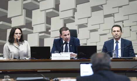 Brasília (DF), 10/12/2024 - A senadora Damares Alves (Republicanos-DF); presidente da CAE, senador Vanderlan Cardoso (PSD-GO), conduz sabatina; indicado para cargo de diretor no Banco Central MSF 60/2024, Gilneu Francisco Astolfi Vivan, durante sessão da Comissão de Assuntos Econômicos (CAE) que realiza sabatina de indicados para cargos de diretoria no Banco Central. Foto: Edilson Rodrigues/Agência Senado