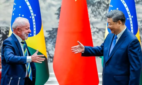 13.05.2025 - Presidente da República, Luiz Inácio Lula da Silva e o Presidente da República Popular da China, Xi Jinping, durante a cerimônia de assinatura de Atos, no Palácio do Povo. Pequim - China.  Foto: Ricardo Stuckert / PR