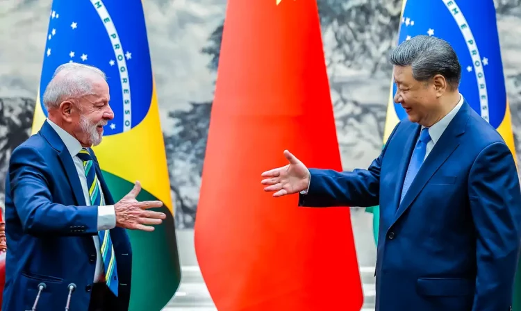13.05.2025 - Presidente da República, Luiz Inácio Lula da Silva e o Presidente da República Popular da China, Xi Jinping, durante a cerimônia de assinatura de Atos, no Palácio do Povo. Pequim - China.  Foto: Ricardo Stuckert / PR