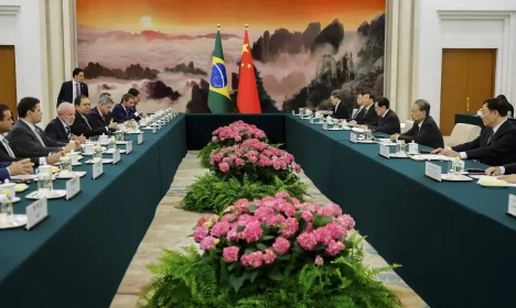Presidente da República, Luiz Inácio Lula da Silva, durante Reunião com o Presidente da Comissão Permanente da Assembleia Nacional Popular, Zhao Leji. Grande Palácio do Povo, Pequim - China.  Foto: Ricardo Stuckert / PR