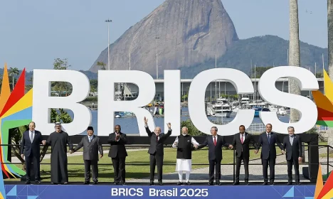 06.07.2025 - Presidente da República, Luiz Inácio Lula da Silva, posa para Fotografia de família dos Chefes de Estado e de Governo dos países-membros do BRICS, no Museu de Arte Moderna (MAM). Na foto (da esquerda para a direita): Ministro das Relações Exteriores da Rússia, Sergey Lavrov; Xeique Khaled bin Mohamed bin Zayed Al Nahyan; Príncipe Herdeiro de Abu Dhabi, Xeique Khaled bin Mohamed bin Zayed Al Nahyan; Presidente da Indonésia, Prabowo Subianto; Presidente da África do Sul, Cyril Ramaphosa; Presidente da República, Luiz Inácio Lula da Silva; Primeiro-Ministro da Índia, Narendra Modi; Primeiro-Ministro da República Popular da China, Li Qiang; Primeiro-Ministro da República Democrática Federal da Etiópia, Abiy Ahmed Ali; Primeiro-Ministro do Egito, Mostafa Kemal Madbouly e o Ministro das Relações Exteriores da República Islâmica do Irã, Seyed Abbas Araghchi. Rio de Janeiro - RJ.

Foto: Ricardo Stuckert / PR