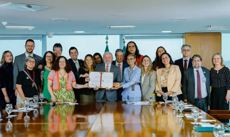 Brasília (DF), 30/07/2025 - Presidente da República, Luiz Inácio Lula da Silva, durante cerimônia de sanção do Projeto de Lei nº 3.062/2022, que dispõe sobre a proibição do uso de animais em ensino, pesquisa e testes com cosméticos, e aumenta multas por infrações, realizado no Palácio do Planalto. Foto: Ricardo Stuckert/PR
