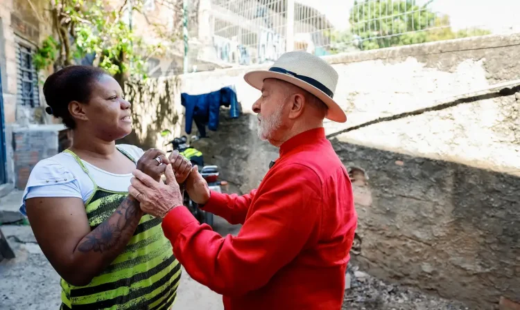 Belo Horizonte (MG), 04/09/2025 - Presidente da República, Luiz Inácio Lula da Silva fala com moradora antes de cerimônia de anúncio do Programa “Gás do Povo”. Foto: Ricardo Stuckert/PR