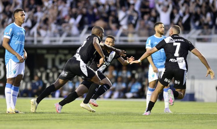 Campinas (SP), 25/10/2025 - Lance de jogo entre Ponte Preta e Londrina válido pelo Campeonato Brasileiro de Futebol Masculino. Foto: Marcos Ribolli/PontePress
