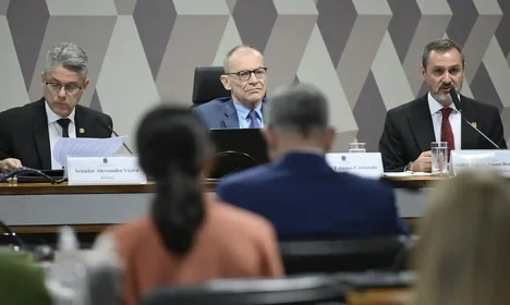 Brasília - 18/11/2025 -  CPI do Crime Organizado (CPICRIME) realiza reunião para ouvir dois depoimentos. À mesa, em pronunciamento, diretor-geral da Polícia Federal, Andrei Augusto Passos Rodrigues. Foto: Andressa Anholete/Agência Senado