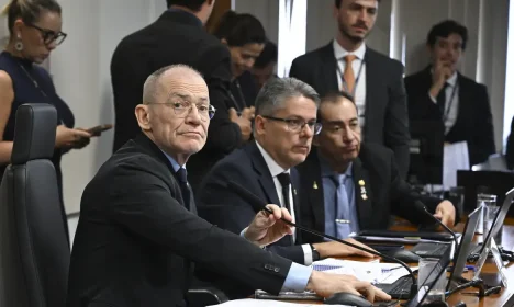 CPI do Crime Organizado (CPICRIME) realiza reunião para apreciação de requerimentos.

A finalidade da comissão é apurar a atuação, expansão e o funcionamento de organizações criminosas no território brasileiro, em especial de facções e milícias, de modo a permitir a identificação de soluções adequadas para o seu combate, especialmente por meio do aperfeiçoamento da legislação atualmente em vigor. 

Mesa: 
senador Esperidião Amin (PP-SC); 
presidente da CPICRIME, senador Fabiano Contarato (PT-ES);
relator da CPICRIME, senador Alessandro Vieira (MDB-SE);
vice-presidente da CPICRIME, senador Hamilton Mourão (Republicanos-RS);
senador Jorge Kajuru (PSB-GO).

Foto: Saulo Cruz/Agência Senado