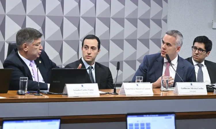 Brasília (DF), 26/02/2026 - Comissão Parlamentar Mista de Inquérito do INSS - 2025 (CPMI - INSS) realiza oitiva de empresário. O objetivo da comissão é investigar fraudes no Instituto Nacional do Seguro Social (INSS), envolvendo descontos irregulares em benefícios de aposentados e pensionistas. Opresidente da CPMI - INSS, senador Carlos Viana (Podemos-MG);
empresário Paulo Otávio Montalvão Camisotti;
advogado do depoente Guilherme Silveira Coelho;
advogado do depoente Vinicius Silva Conceição. Foto: Carlos Moura/Agência Senado