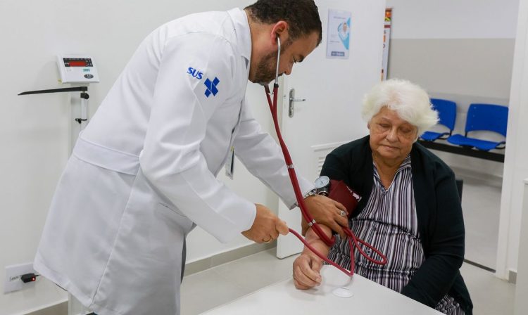 No Sistema Único de Saúde (SUS), a medicina se faz presente no detalhe: na escuta atenta, no toque seguro, na atenção aos idosos que carregam histórias e agora recebem cuidado. Foto: Prefeitura de SP/Divulgação