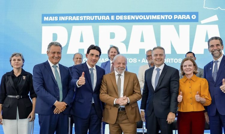 Brasília (DF), 12/03/2026 - Presidente da Republica Luiz Inacio Lula da Silva durante cerimônia de assinatura da ordem de serviço do Contorno Sul Metropolitano de Maringá, da construção da Estrada Boiadeira (Umuarama – Cruzeiro do Oeste) e de anúncios nos setores de portos e aeroportos do Paraná, realizada no Palácio do Planalto. Foto: Ricardo Stuckert/PR