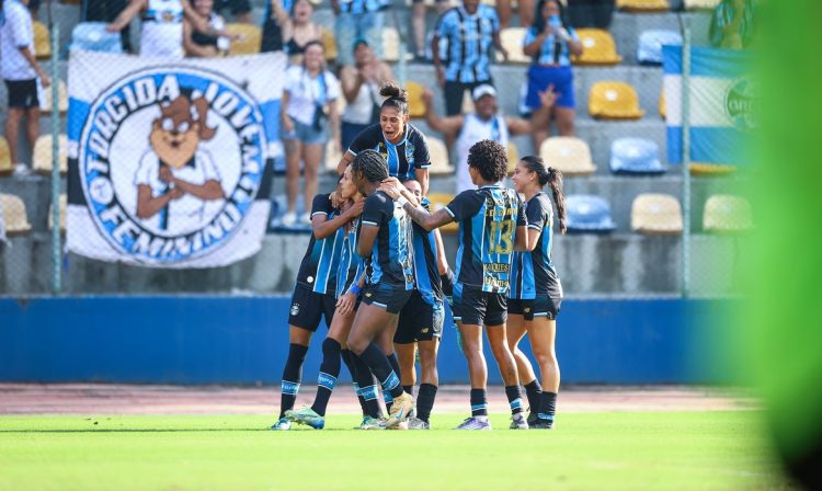 RS - FUTEBOL/CAMPEONATO BRASILEIRO FEMININO 2026/GREMIO X INTERNACIONAL - ESPORTES - Lance da partida entre Gremio e Internacional disputada na noite desta segunda-feira no Estádio do SESC, em Porto Alegre, valida pelo Campeonato Brasileiro Feminino 2026. FOTO: LUCAS UEBEL/GREMIO FBPA