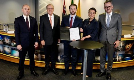 Brasília (DF), 13/04/2026 - Vice Presidente da República Geraldo Alckmin tendo ao lado o Ministro da Fazenda, Dario Durigan, durante assinatura de contrato de financiamento das obras do túnel Santos-Guarujá. Foto: Cadu Gomes/VPR