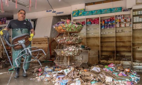 Porto Alegre (RS), 20/05/2024 – CHUVAS RS- LIMPEZA - Comerciantes retiram entulho e limpam lojas para retomar os negócios no Centro Histórico de Porto Alegre. Foto: Rafa Neddermeyer/Agência Brasil