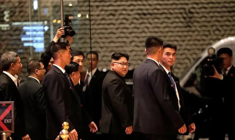 O líder da Coreia do Norte, Kim Jong-un no Marina Bay Sands Hotel, em Cingapura, onde se encontrará com o presidente dos Estados Unidos, Donald Trump