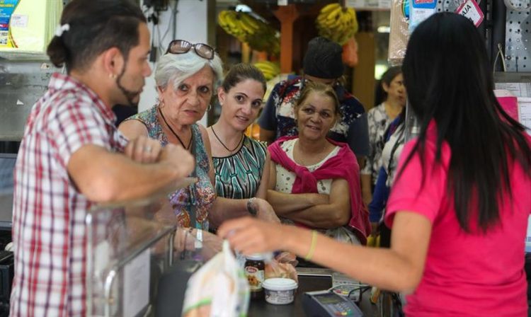 Filas nos supermercados de Caracas