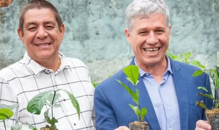 Rio de Janeiro (RJ), 01.08.2024 - o ministro do Desenvolvimento Agrário e Agricultura Familiar, Paulo Teixeira, juntamente com o cantor Zeca Pagodinho, presidente de honra do Instituto, durante cerimônia para conhecer o projeto de agricultura urbana e periurbana destinado a transformar a realidade do município no Instituto Zeca Pagodinho (IZP). Foto: Raul Pereira/MDA