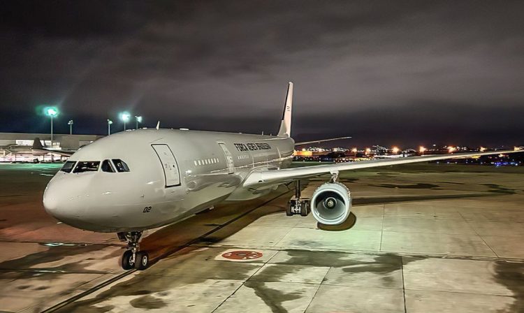 Aeronave KC-30 (Airbus A330 200), da FAB, pousou às 1h45 (horário de Brasília) com 215 brasileiros e 16 pets, após terem sido transportados em segurança das áreas de conflitos - Foto: Gov BR/ FAB