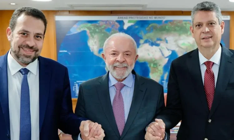 Brasília (DF), 20/10/2025 - O presidente Luiz Inácio Lula da Silva se reuniu com o deputado federal Guilherme Boulos  e o convidou para ocupar o cargo de ministro-chefe da Secretaria-Geral da Presidência da República. Boulos irá substituir o ministro Márcio Macêdo na função. Foto: Ricardo Stuckert/PR