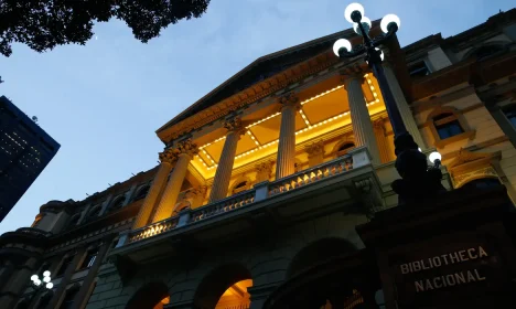 Fachada da Biblioteca Nacional no Rio de Janeiro é restaurada