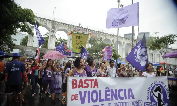 Rio de Janeiro - Grupo faz passeata pelas ruas da Lapa em defesa dos direitos das mulheres e contra a violência (Tânia Rêgo/Agência Brasil)
