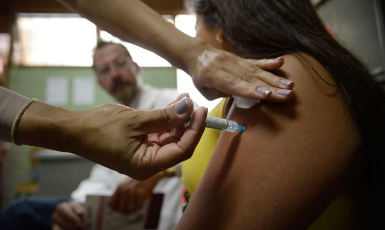 Brasília - Alunas do Centro de Ensino Fundamental 25, em Ceilândia, são vacinadas contra o papiloma vírus humano - HPV (Marcelo Camargo/Agência Brasil)