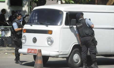 io de Janeiro - Reforço policial na Vila Cruzeiro, no Complexo da Penha, um dia após o subcomandante da UPP da Vila Cruzeiro tenente Leidson Acácio, ser morto enquanto patrulhava a comunidade (Tânia Rêgo/Agência Brasil)