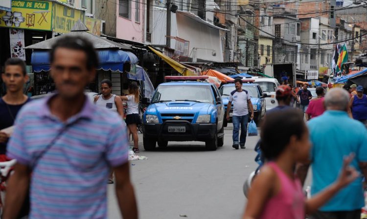 Rio de Janeiro - Na tarde de hoje (25), o Exército chegou ao 22º Batalhão da Polícia Militar, na favela Nova Holanda, no conjunto de favelas da Maré, zona norte da capital fluminense (Tomaz Silva/Agência Brasil)