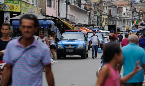 Rio de Janeiro - Na tarde de hoje (25), o Exército chegou ao 22º Batalhão da Polícia Militar, na favela Nova Holanda, no conjunto de favelas da Maré, zona norte da capital fluminense (Tomaz Silva/Agência Brasil)
