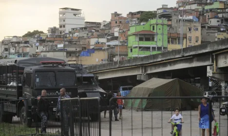 Rio de Janeiro - Tropas da Polícia Militar patrulham vias do complexo de favelas da Maré, que será ocupada pelo Exército no processo de implantação de uma Unidade de Polícia Pacificadora (Fernando Frazão/Agência Brasil)