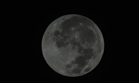 Lua avermelhada chama a atenção de brasilienses na madrugada, durante eclipse total (Marcello Casal Jr/Agência Brasil)
