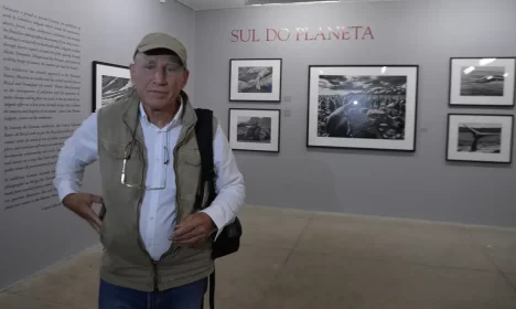 Sebastião Salgado explicar a exposição Genesis. São 245 fotografias, divididas em cinco seções geográficas, que revelam montanhas, desertos, florestas, tribos, aldeias, animais (Valter Campanato/Agência Brasil)