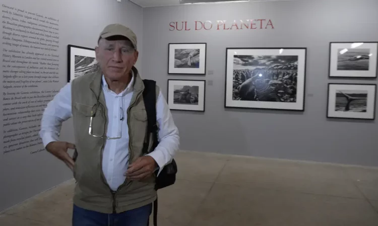 Sebastião Salgado explicar a exposição Genesis. São 245 fotografias, divididas em cinco seções geográficas, que revelam montanhas, desertos, florestas, tribos, aldeias, animais (Valter Campanato/Agência Brasil)