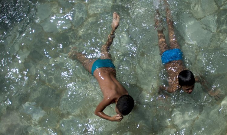 Brasilienses lotam o Parque Nacional, conhecido como Água Mineral, em dia de muito sol e calor (Marcelo Camargo/Agência Brasil)