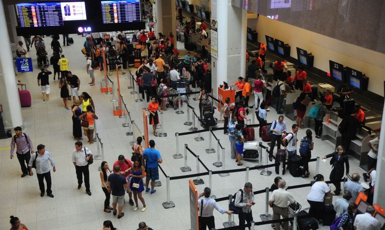 Passageiros embarcam para o feriado de carnaval no Aeroporto Santos Dumont (Fernando Frazão/Agência Brasil)