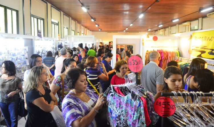 Em sua 5ª edição, o Circuito Moda Carioca – evento que oferece peças de vestuário a preço de fábrica – movimenta a economia do Rio de Janeiro. (Tânia Rêgo/Agência Brasil)