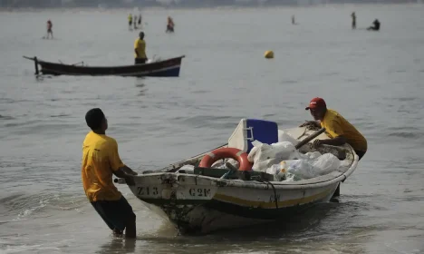 Pescadores da Colônia Z13 trazem para a praia de Copacabana barco com lixo recolhido pelo Mutirão de Limpeza nas Ilhas Cagarras (Fernando Frazão/Agência Brasil)