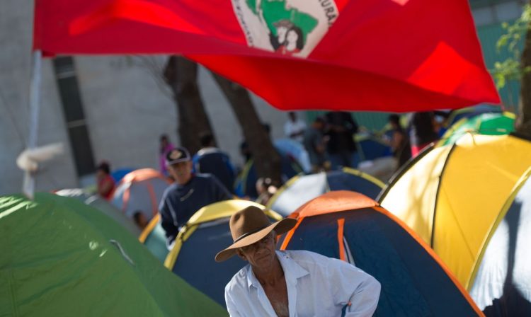 Integrantes do Movimento dos Trabalhadores Rurais Sem Terra ocupam o prédio principal do Ministério da Fazenda, em Brasília ( Marcelo Camargo/Agência Brasil)