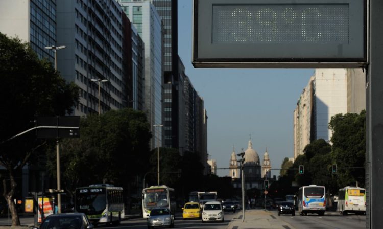 Termômetros registram temperatura alta na região da Central do Brasil durante onda de calor que atinge a cidade do Rio de Janeiro nos últimos dias de inverno. (Fernando Frazão/Agência Brasil)