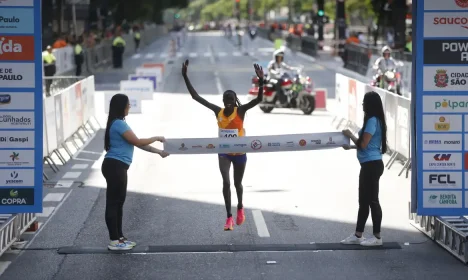 São Paulo (SP), 31/12/2023 - Em sua 98ª edição, a Corrida Internacional de São Silvestre reuniu 35 mil corredores na Avenida Paulista, em São Paulo. - Chegada da categoria feminina com a vencedora Catherine Reline do Quenia. Foto Paulo Pinto/Agência Brasil
