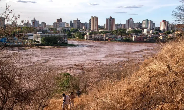 Governador Valadares (MG) - Passagem da lama pelo Rio Doce, por causa do rompimento de duas barragens em Mariana, Minas Gerais, causa desastre ambiental (Leonardo Merçon/Instituto Últimos Refúgios/Divulgação)