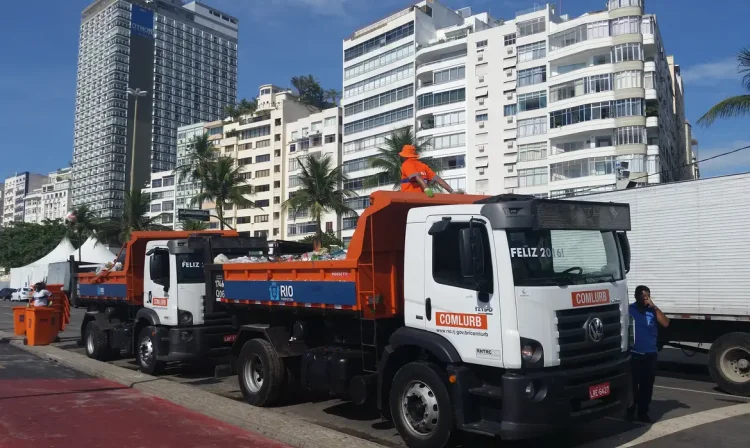 Rio de Janeiro - A Comlurb, empresa responsável pela coleta de lixo no Rio, recolhe o lixo após a festa da virada do ano (Isabela Vieira/Agência Brasil)