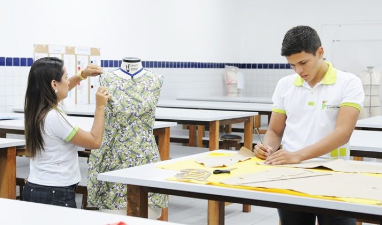 Alunos-produzem-pecas-para-o-desfile-em-Caico