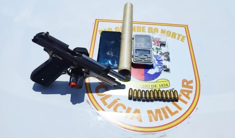 Arma-e-municoes-apreendidas-pela-Policia-durante-a-acao-Foto-Divulgacao-PMRN