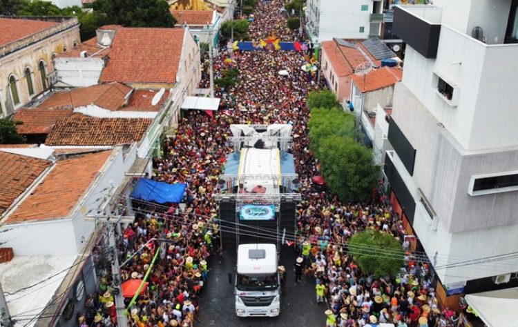 Bloco-Frevo-do-Meio-Dia-nas-ruas-puxado-pelo-cantor-Rai-Saia-Rodada